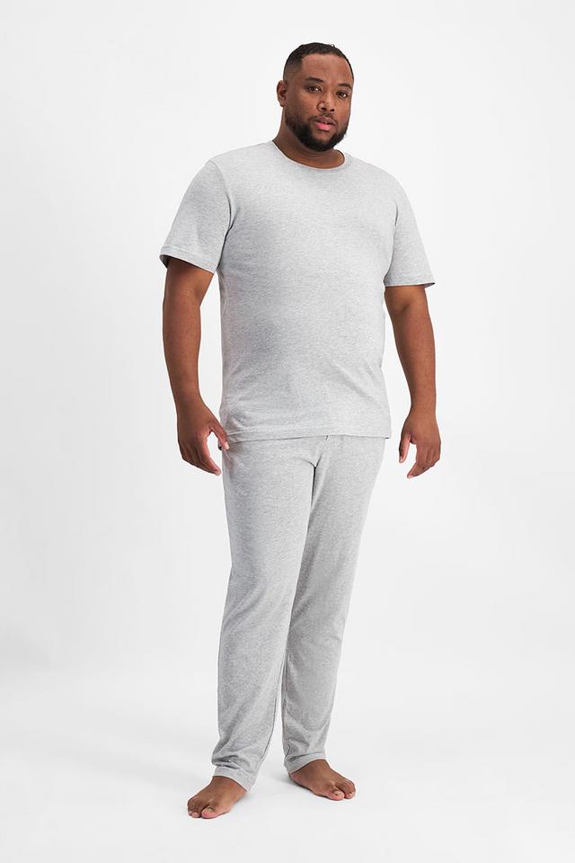 Jonathan (He/Him) wears size XL and is 183cm tall with 124cm chest and 107cm waist