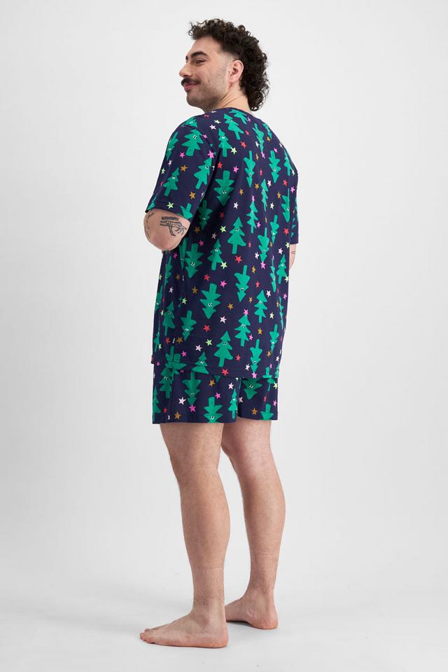 Sam (He/Him) wears size XL and is 178cm tall with 112cm chest