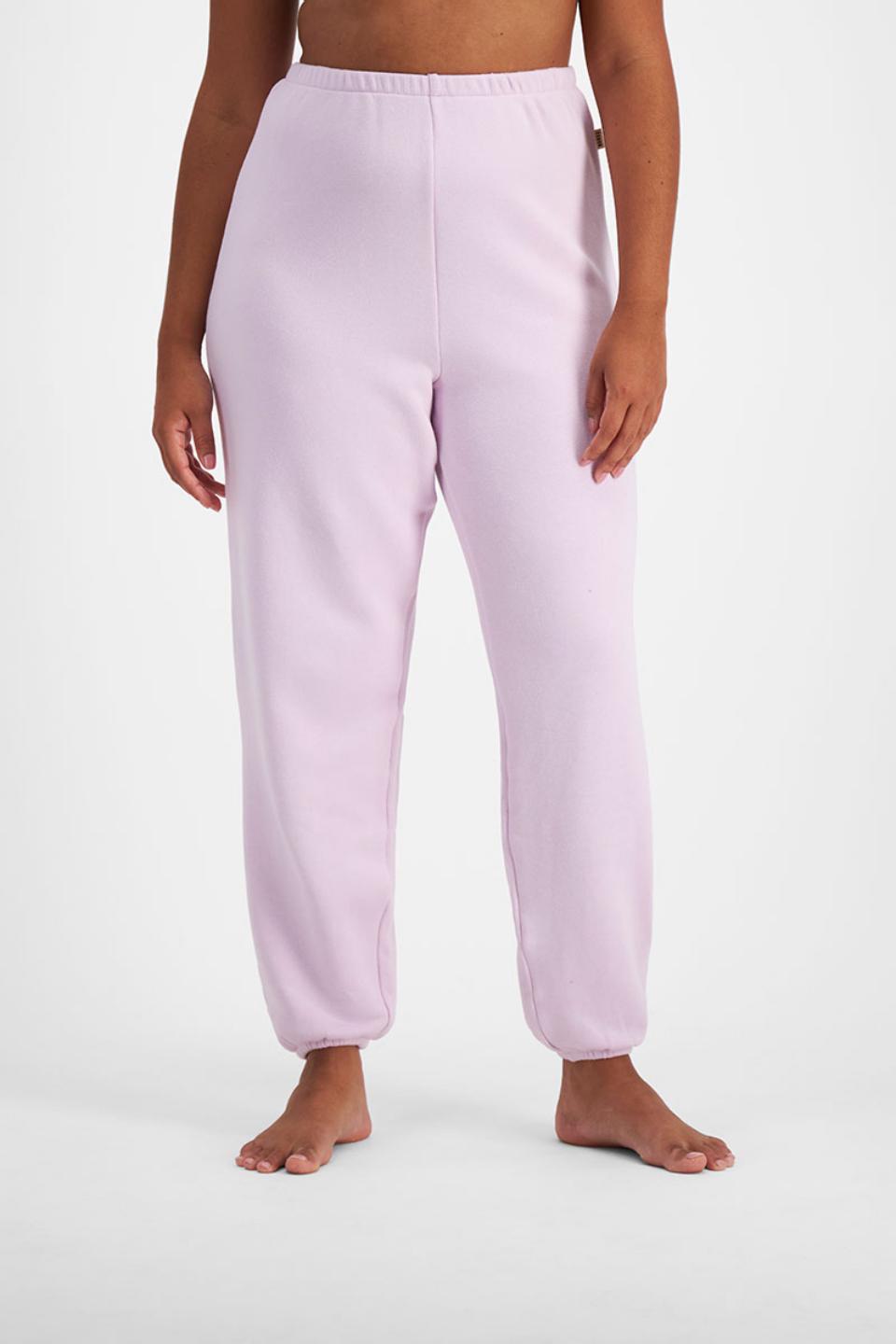 Larissa (She/Her) wears size Large and is 170.18cm tall with 90.17cm chest and 79.756cm waist