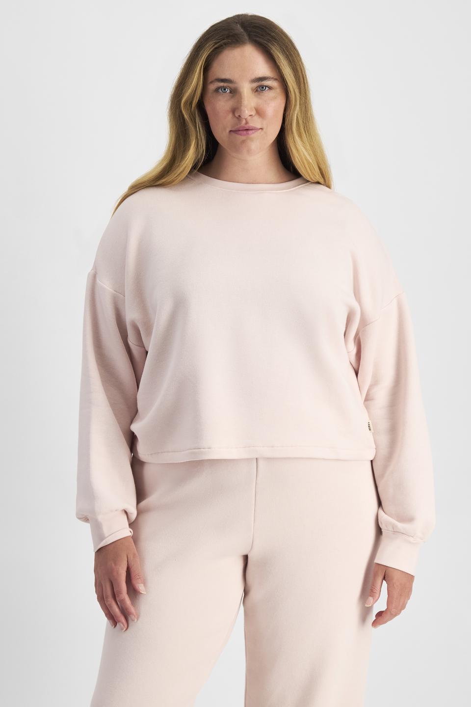 Chanel (She/Her) wears size L and is 176cm tall with 104cm chest and 89cm waist