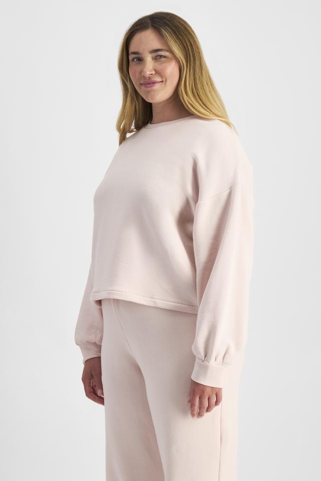 Chanel (She/Her) wears size L and is 176cm tall with 104cm chest and 89cm waist