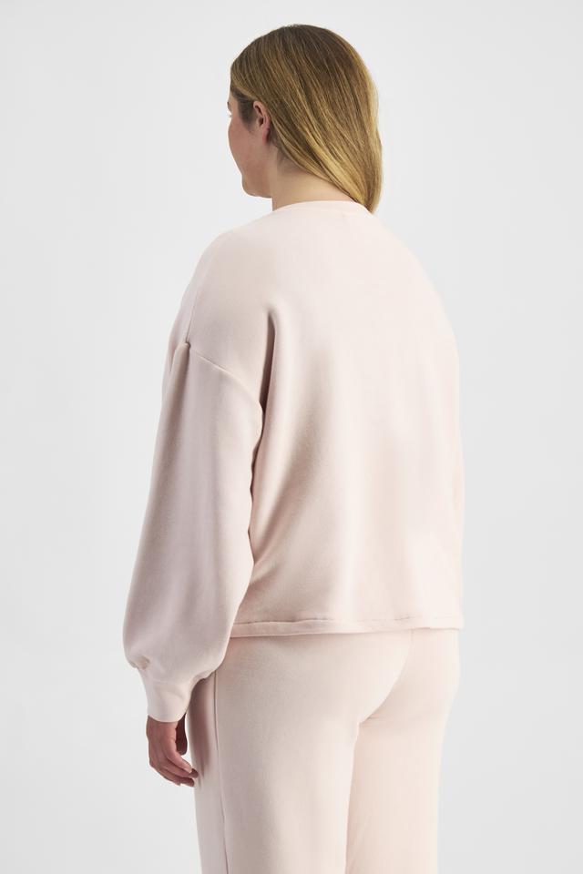 Chanel (She/Her) wears size L and is 176cm tall with 104cm chest and 89cm waist