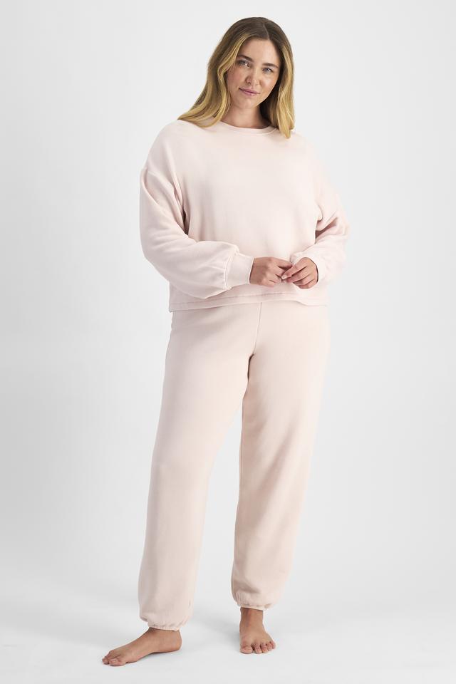 Chanel (She/Her) wears size L and is 176cm tall with 104cm chest and 89cm waist
