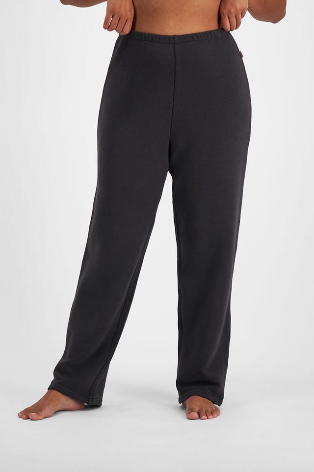 Larissa (She/Her) wears size Large and is 170.18cm tall with 90.17cm chest and 79.756cm waist