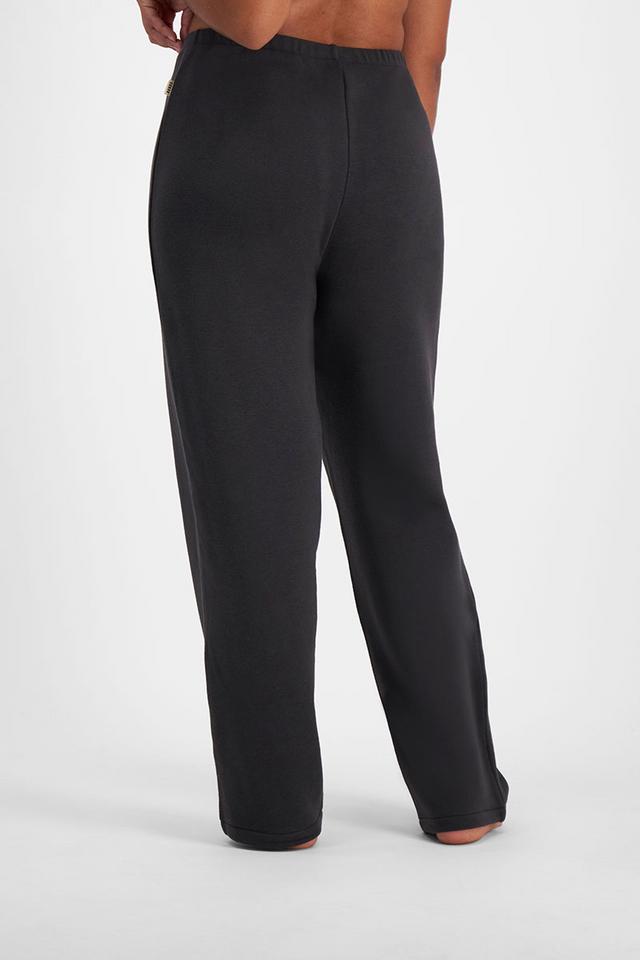 Larissa (She/Her) wears size Large and is 170.18cm tall with 90.17cm chest and 79.756cm waist