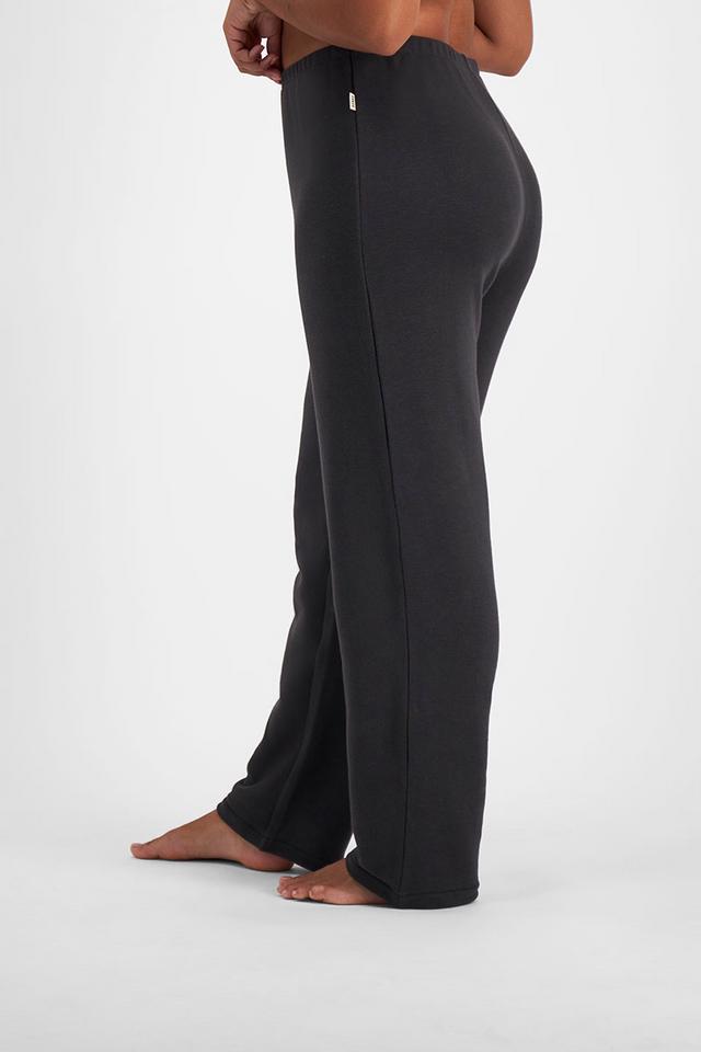 Larissa (She/Her) wears size Large and is 170.18cm tall with 90.17cm chest and 79.756cm waist