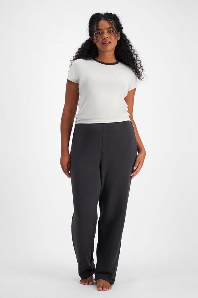 Larissa (She/Her) wears size Large and is 170.18cm tall with 90.17cm chest and 79.756cm waist