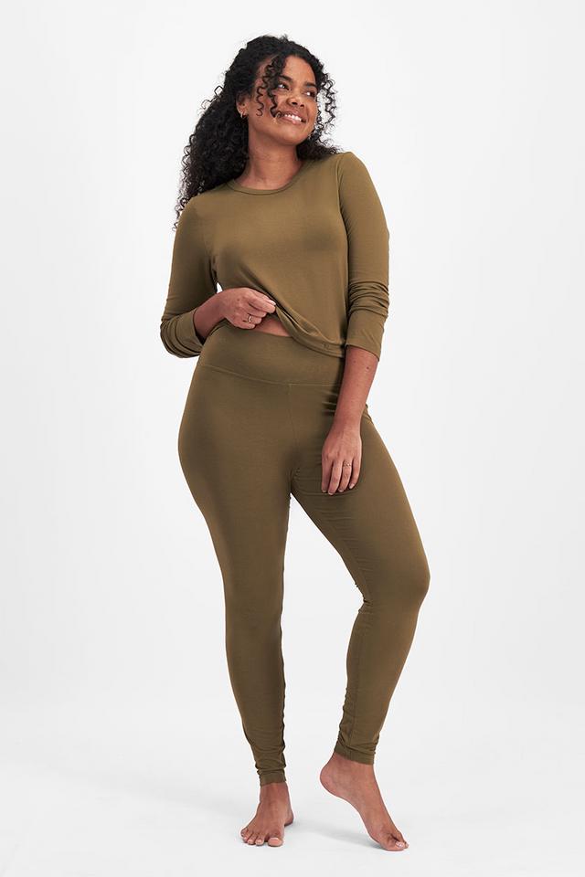 Larissa (She/Her) wears size Large and is 170cm tall with 90cm chest and 79cm waist