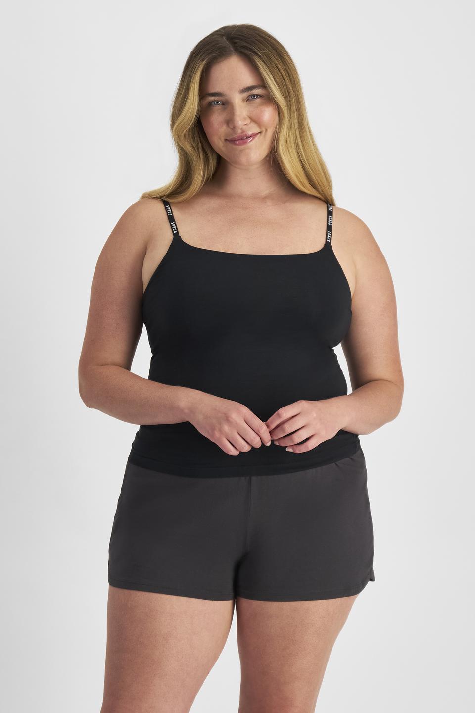 Chanel (She/Her) wears size L and is 176cm tall with 104cm chest and 89cm waist