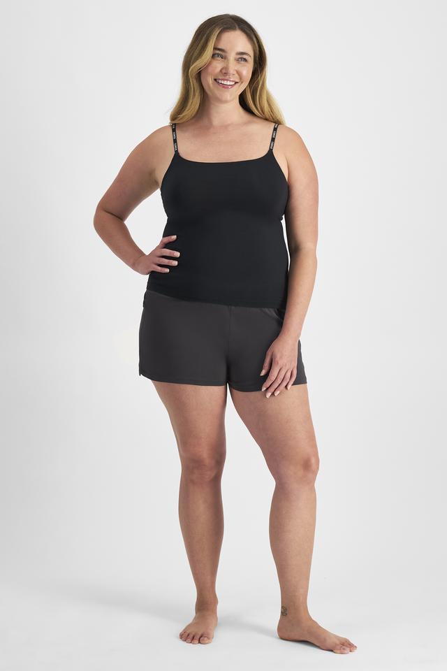 Chanel (She/Her) wears size L and is 176cm tall with 104cm chest and 89cm waist