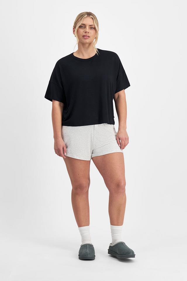 Zoe (She/Her) wears size Large and is 170cm tall with 98cm chest and 85cm waist