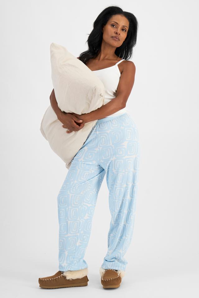 Senait (She/Her) wears size S and is 162cm tall with 79cm chest and 60cm waist