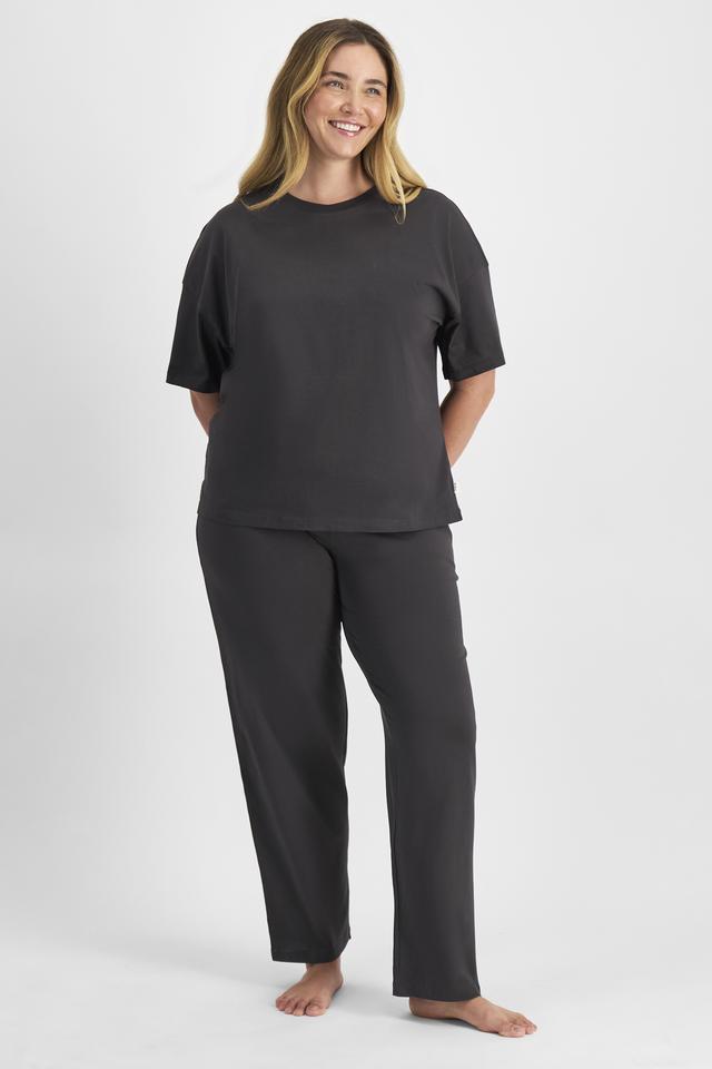 Chanel (She/Her) wears size L and is 176cm tall with 104cm chest and 89cm waist