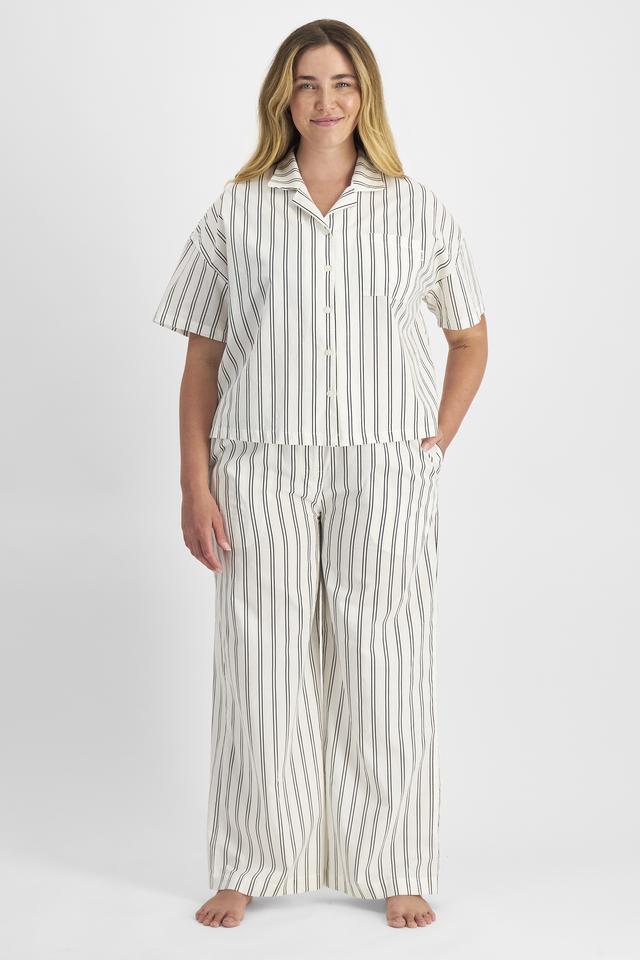 Chanel (She/Her) wears size L and is 176cm tall with 104cm chest and 89cm waist