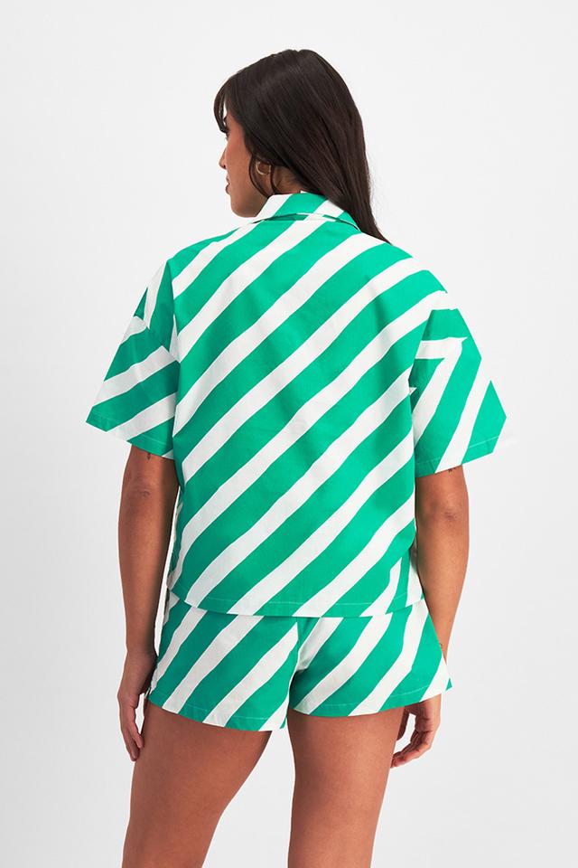 Leah (She/Her) wears size Large and is 185cm tall