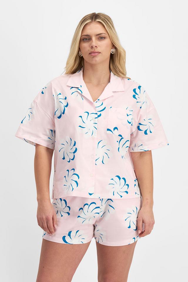 Zoe (She/Her) wears size Large and is 170cm tall with 98cm chest and 85cm waist