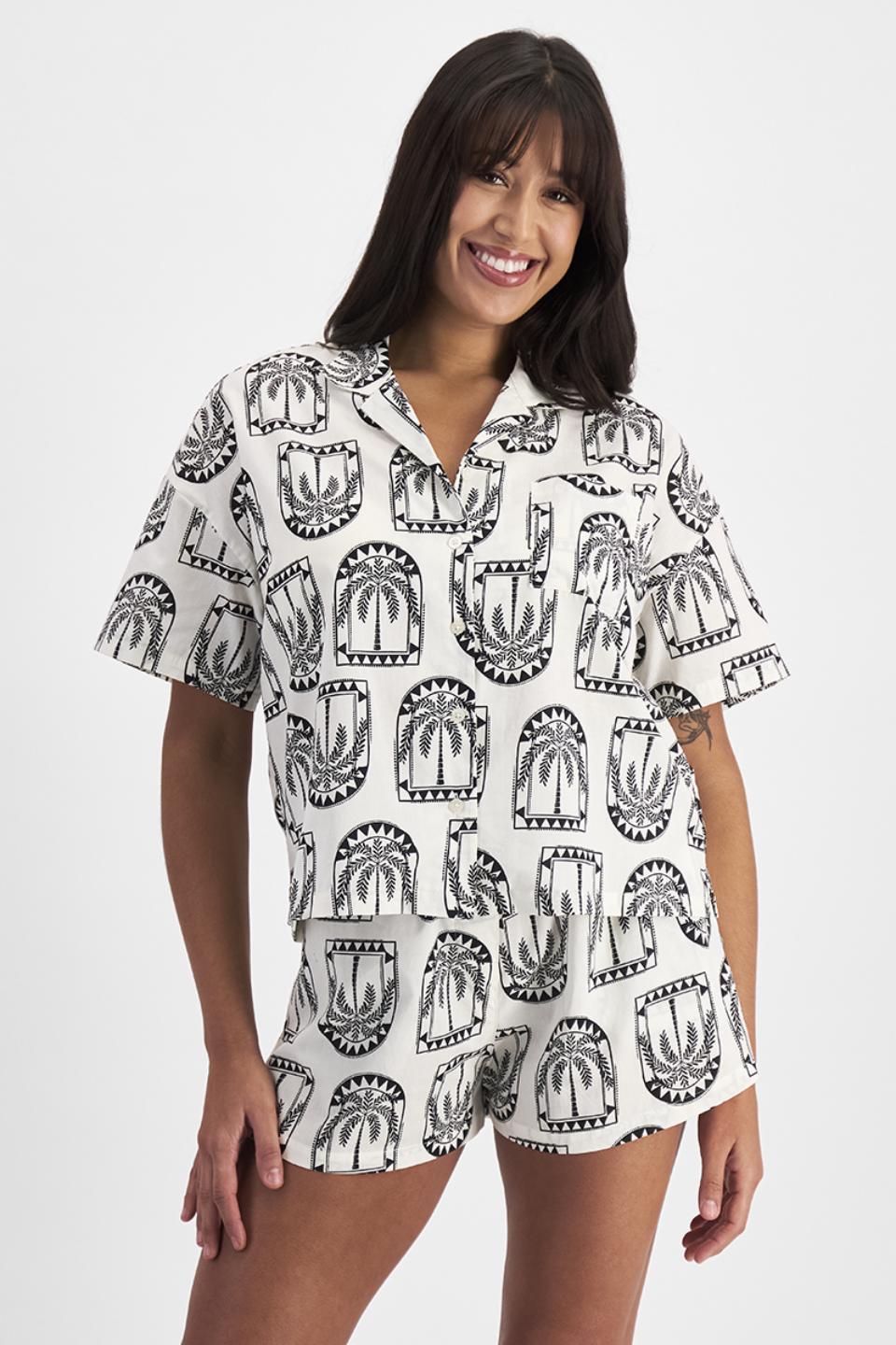 Leah (She/Her) wears size Large and is 185cm tall