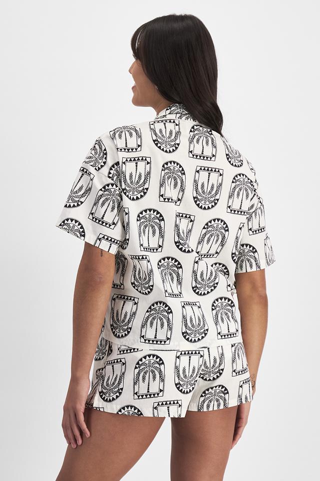 Leah (She/Her) wears size Large and is 185cm tall