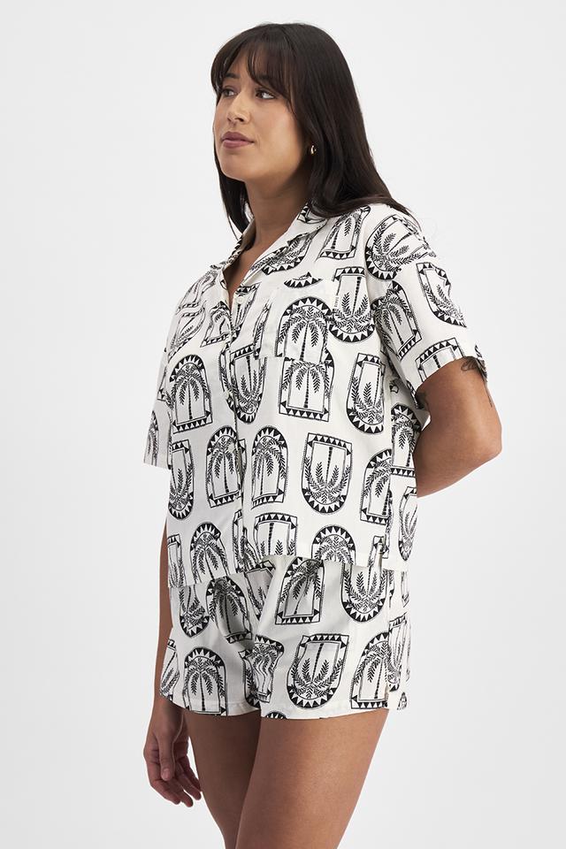 Leah (She/Her) wears size Large and is 185cm tall