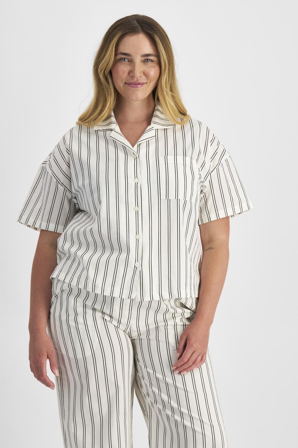Chanel (She/Her) wears size L and is 176cm tall with 104cm chest and 89cm waist