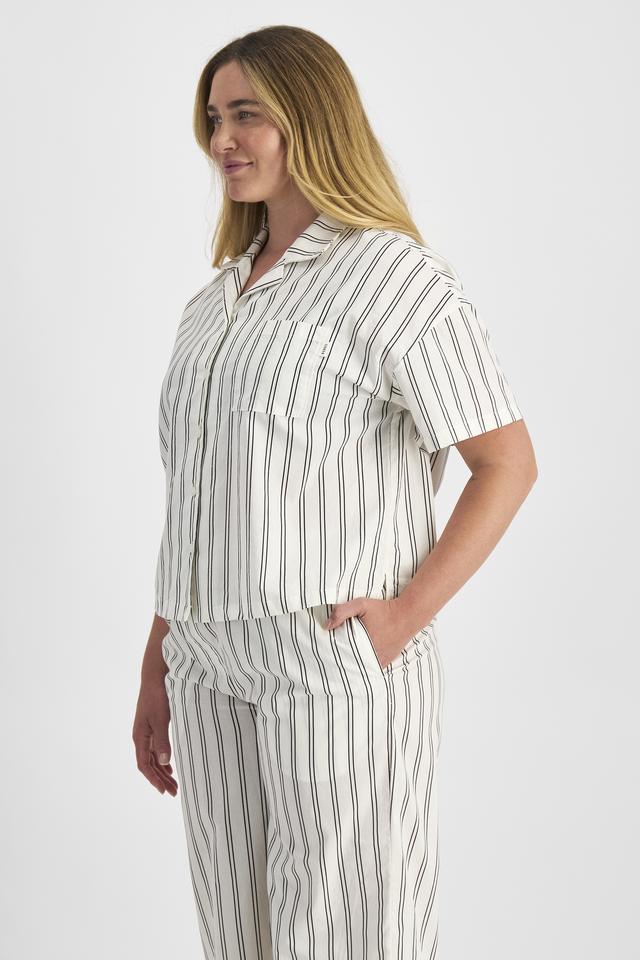 Chanel (She/Her) wears size L and is 176cm tall with 104cm chest and 89cm waist