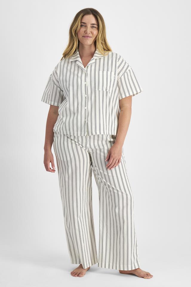 Chanel (She/Her) wears size L and is 176cm tall with 104cm chest and 89cm waist