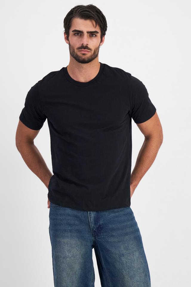 Sam (He/Him) wears size M and is 192cm tall with 100cm chest and 82cm waist