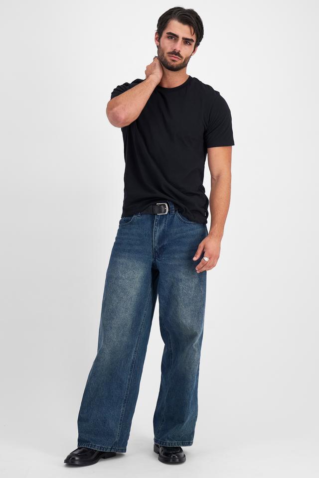 Sam (He/Him) wears size M and is 192cm tall with 100cm chest and 82cm waist