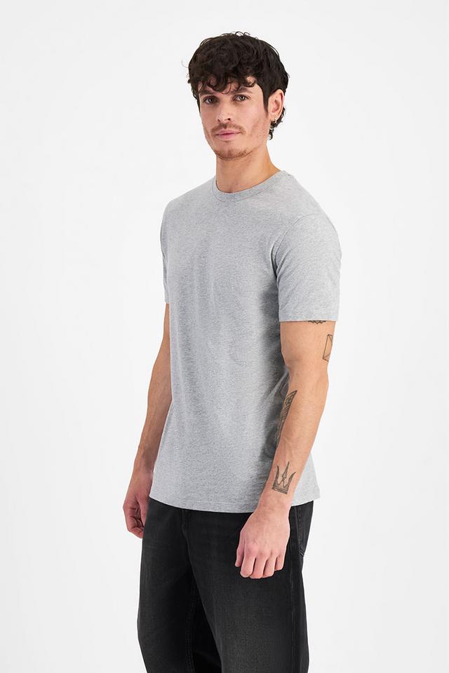 Luke (He/Him) wears size Medium and is 184cm tall