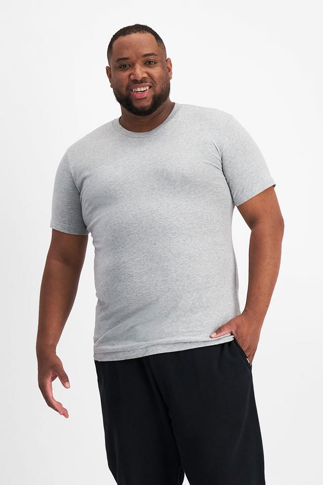 Jonathan (He/Him) wears size XL and is 183cm tall with 124cm chest and 107cm waist