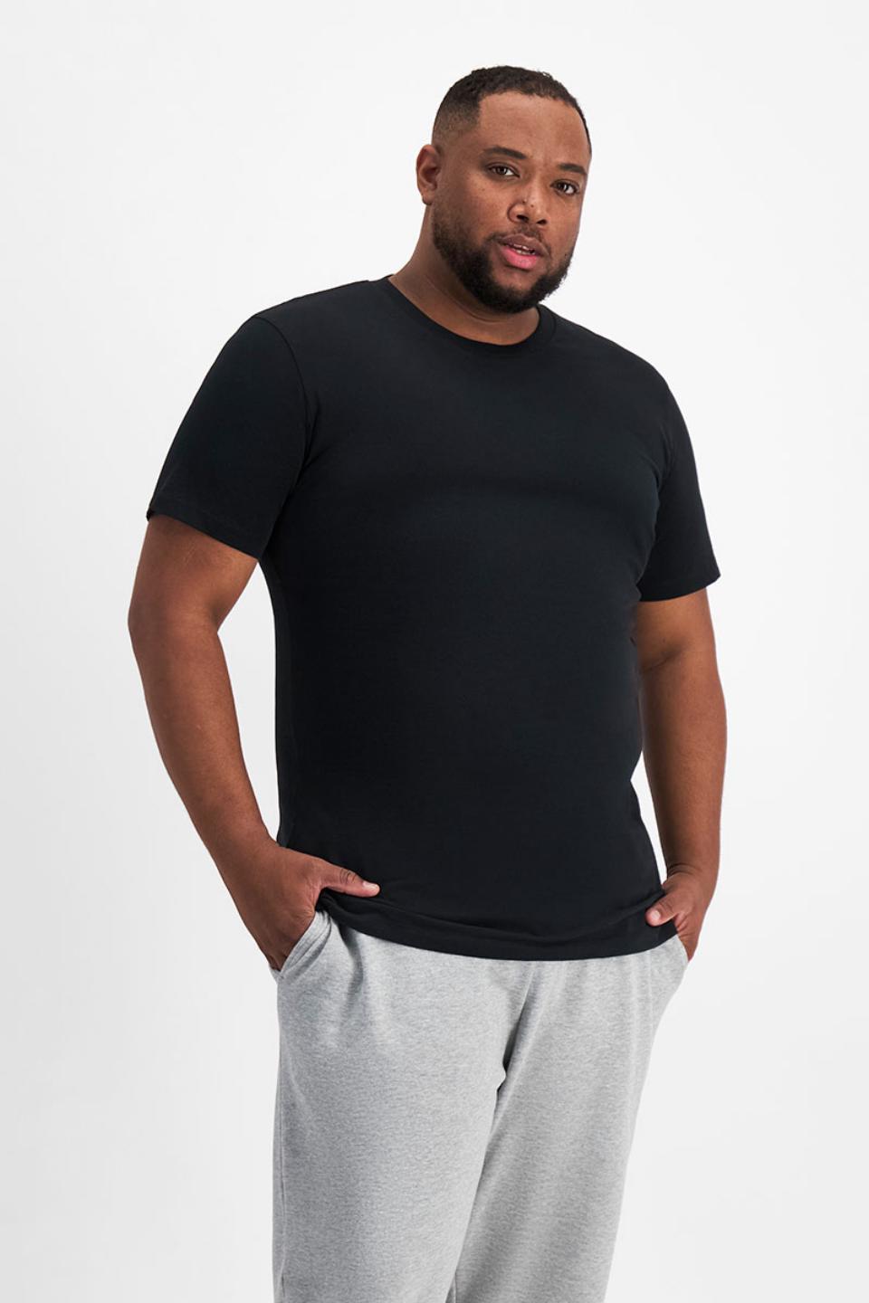 Jonathan (He/Him) wears size XL and is 183cm tall with 124cm chest and 107cm waist