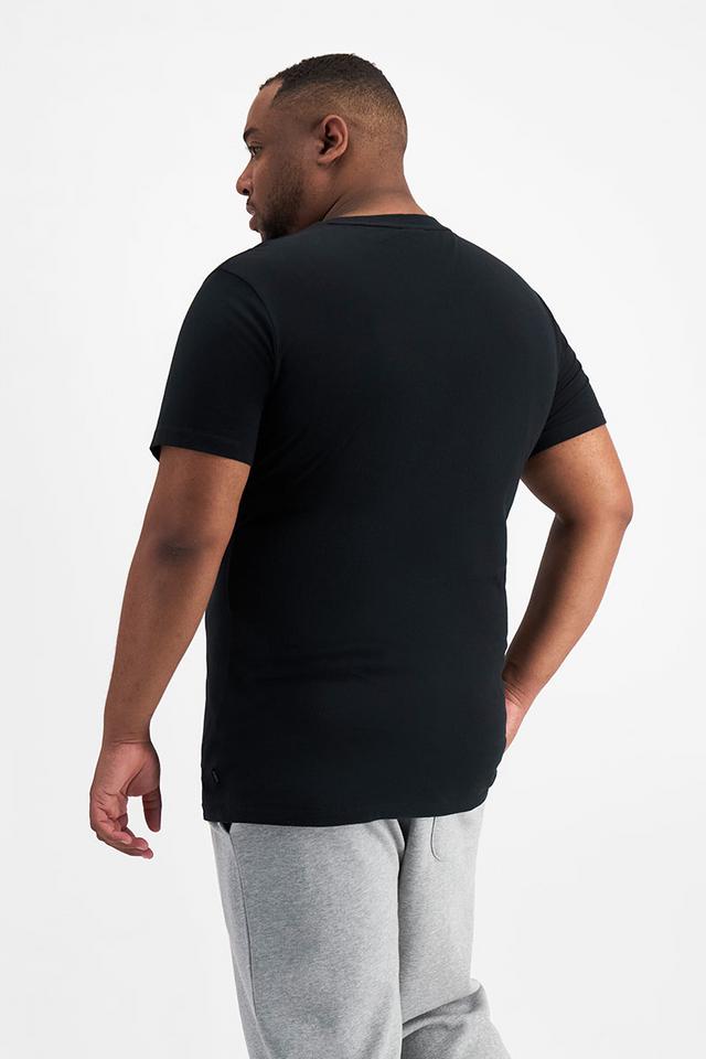 Jonathan (He/Him) wears size XL and is 183cm tall with 124cm chest and 107cm waist