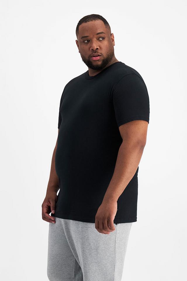 Jonathan (He/Him) wears size XL and is 183cm tall with 124cm chest and 107cm waist