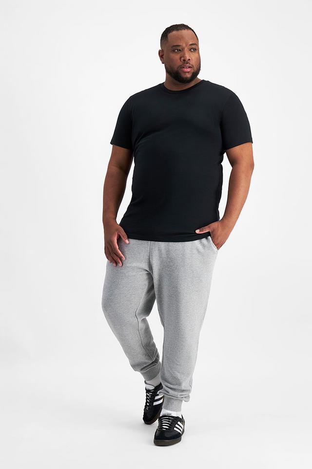 Jonathan (He/Him) wears size XL and is 183cm tall with 124cm chest and 107cm waist