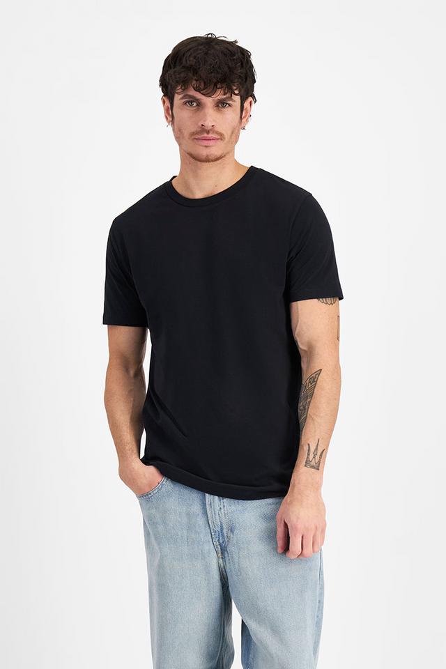 Luke (He/Him) wears size Medium and is 184cm tall