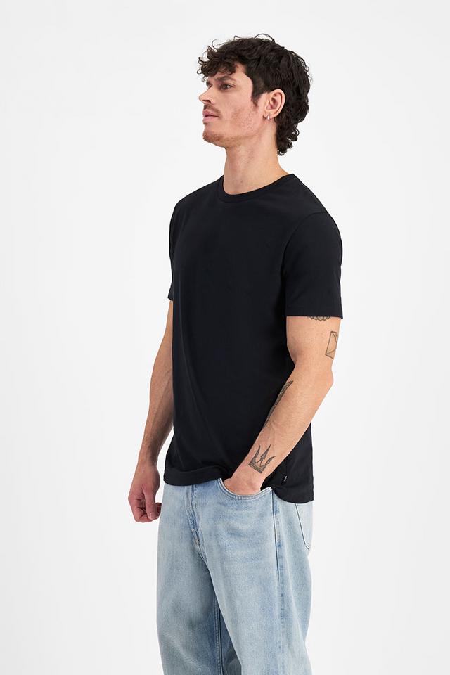 Luke (He/Him) wears size Medium and is 184cm tall