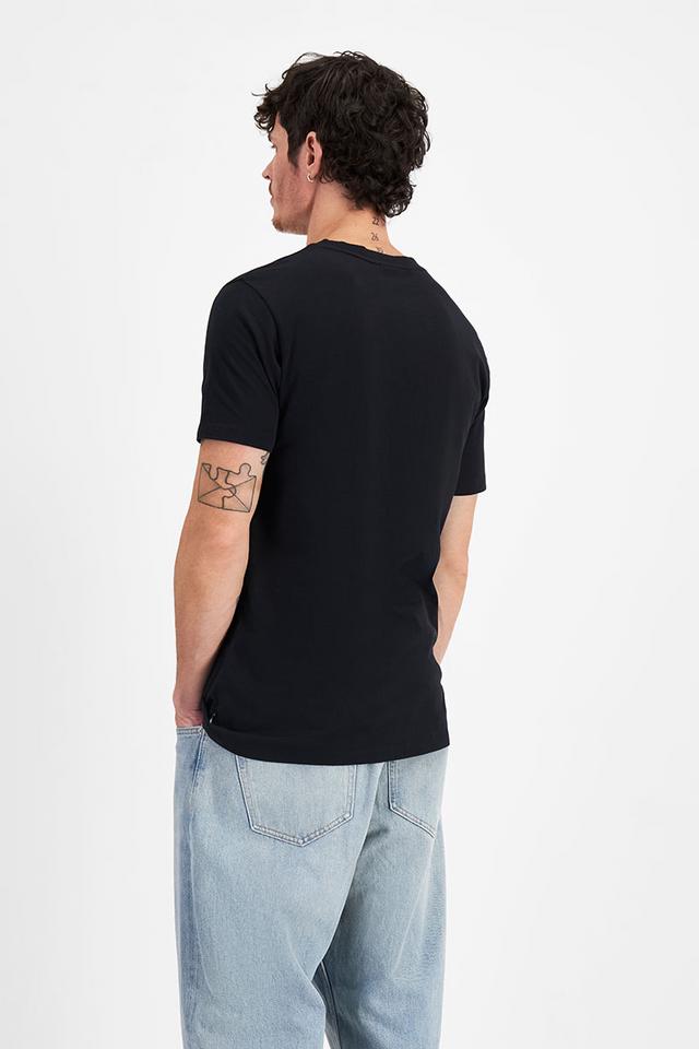Luke (He/Him) wears size Medium and is 184cm tall