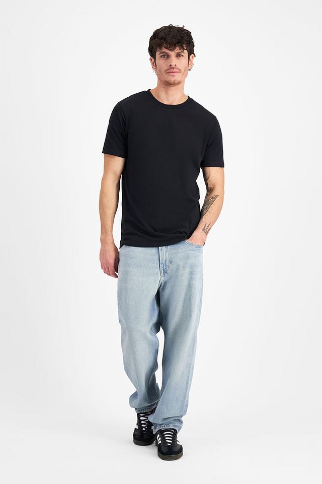 Luke (He/Him) wears size Medium and is 184cm tall
