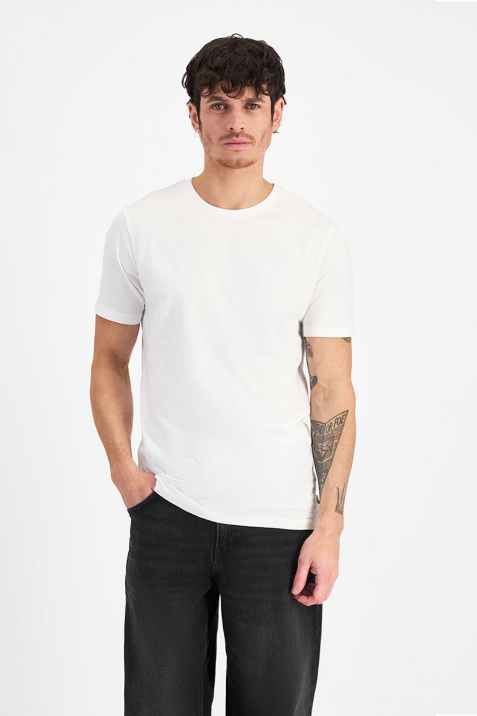 Luke (He/Him) wears size Medium and is 184cm tall