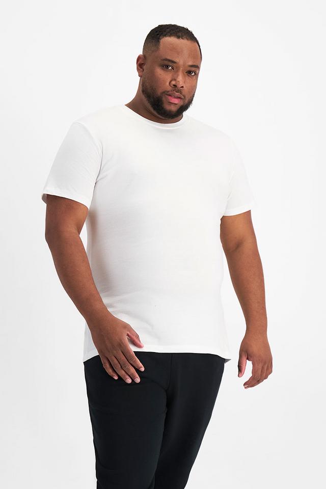Jonathan (He/Him) wears size XL and is 183cm tall with 124cm chest and 107cm waist