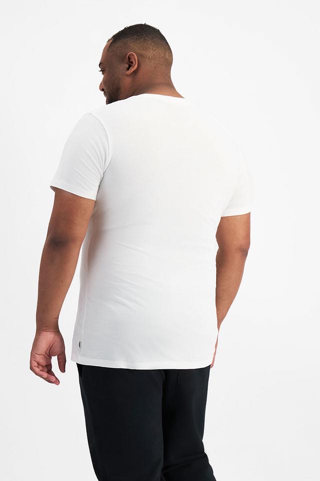 Jonathan (He/Him) wears size XL and is 183cm tall with 124cm chest and 107cm waist