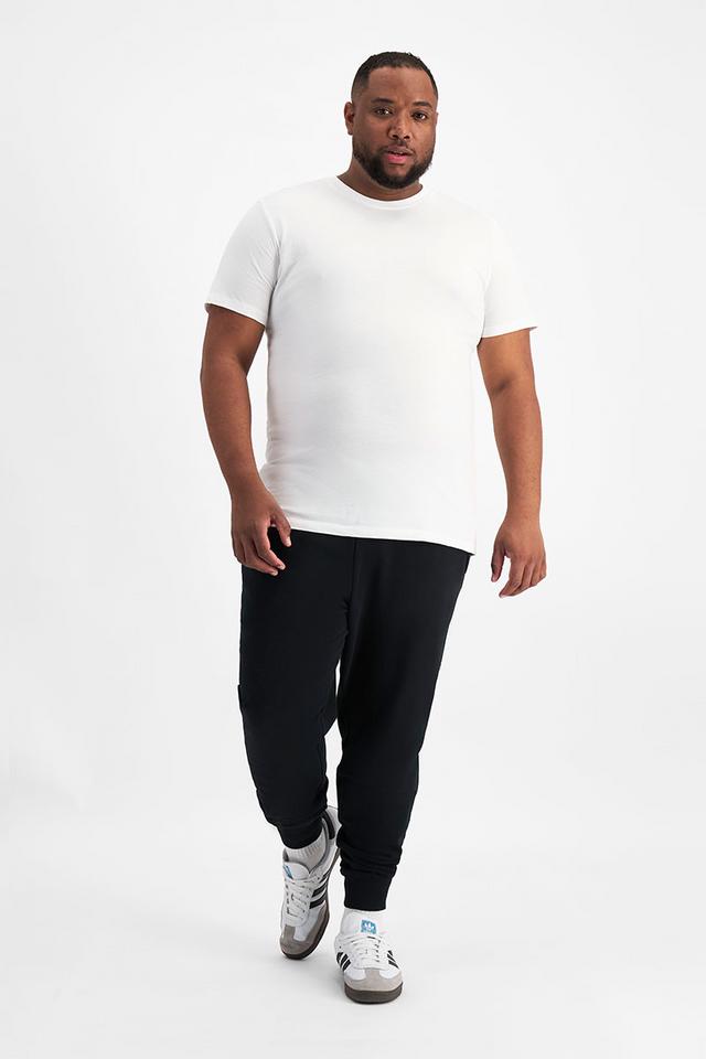 Jonathan (He/Him) wears size XL and is 183cm tall with 124cm chest and 107cm waist