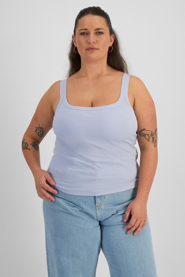 LANI (She/Her) wears size L and is 168cm tall with 115cm chest and 99cm waist