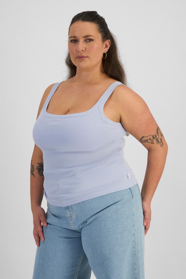 LANI (She/Her) wears size L and is 168cm tall with 115cm chest and 99cm waist