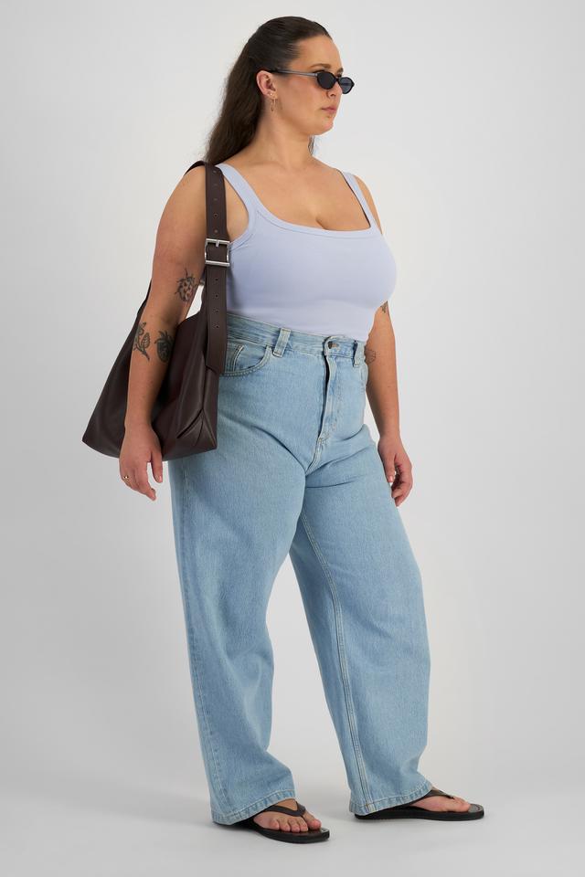 LANI (She/Her) wears size L and is 168cm tall with 115cm chest and 99cm waist