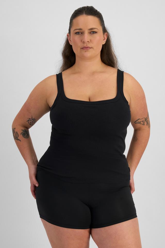LANI (She/Her) wears size L and is 168cm tall with 115cm chest and 99cm waist