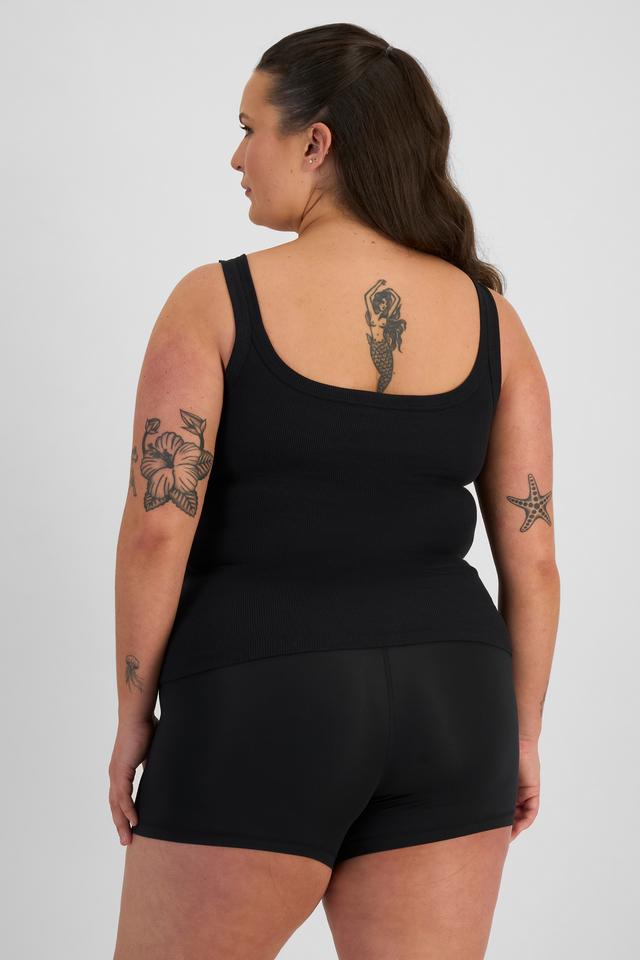 LANI (She/Her) wears size L and is 168cm tall with 115cm chest and 99cm waist