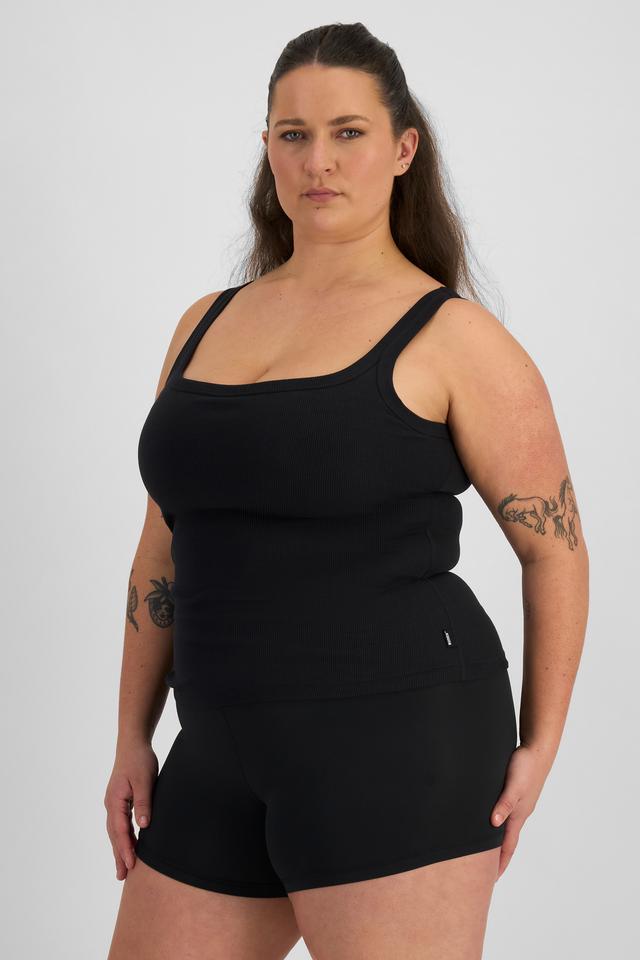 LANI (She/Her) wears size L and is 168cm tall with 115cm chest and 99cm waist