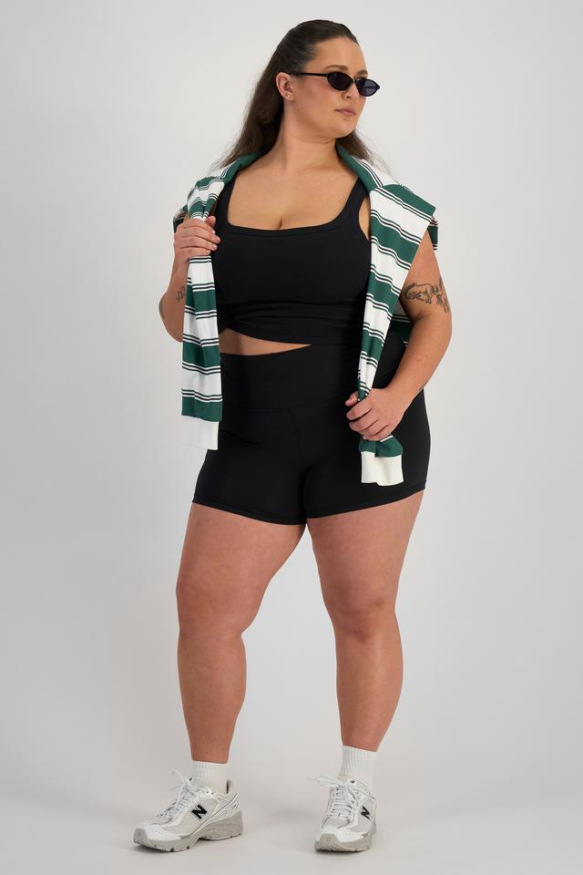 LANI (She/Her) wears size L and is 168cm tall with 115cm chest and 99cm waist