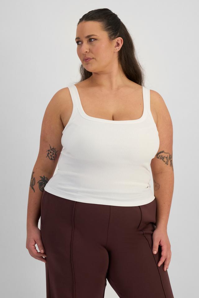 LANI (She/Her) wears size L and is 168cm tall with 115cm chest and 99cm waist